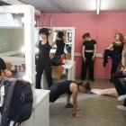 Unos jóvenes se preparan en Cal derón para la Audición, con Andrés Gutiérrez y Teru Riesco a la izquierda de la imagen