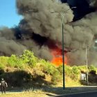 Los bomberos trabajan en un espectacular incendio en una fábrica de palés en Valladolid.