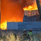 Las llamas devoran la fábrica de palés de Valladolid.