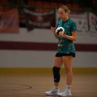 Aitana Hernández sujeta el balón con el Mislata.