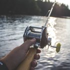 La Junta de Castilla y León establece una normativa específica para la pesca de especies exóticas invasoras como el siluro, que no puede devolverse al agua tras su captura.