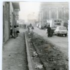 Calle Puente la Reina en obras, con vehículos y ciclistas cruzando el paso a nivel en los 70
