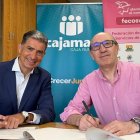 El director territorial de Cajamar (izquierda)y el presidente de FECOSVA (derecha) en la firma