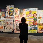Una mujer contempla carteles de películas de Marilyn Monroe