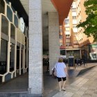 El bar cafetería que frecuentaba con asiduidad, muy próximo a donde fue detenido.