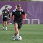 Robin Van Duiven da un pase en su primer entrenamiento con el Real Valladolid.