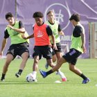 Julien Ponceau conduce el balón en un entramiento ante la oposición de Víctor Jr. y Galde.