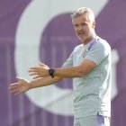 Fran Escribá da indicaciones en un entrenamiento del Real Valladolid.