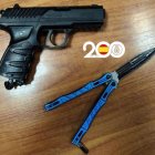 Pistola y navaja intervenidas por la Policía.