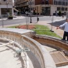 El concejal de Medio Ambiente, Alejandro García Pellitero, en la fuente de plaza Madrid