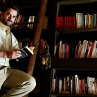 Jorge Rodríguez, junto a su perro que asegura es librero como él, en su nueva librería de literatura fantástica de Urueña.