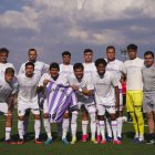 Los jugadores del Real Valladolid posan con una camiseta en apoyo al Doctor Lomo.