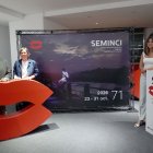 El alcalde, Jesús Julio Carnero, y los codirectores Mariona Viader y Javier H. Estrada durante la presentación del cartel de la 71 Seminci, junto a Blanca Jiménez
