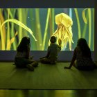Tres niños contemplan el trabajo de Ruth Gómez en el Instituto Valenciano de Arte Moderno