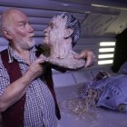 Colin Arthur con la cabeza de Ash de 'Alien: el octavo pasajero'.