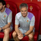 Escribá en el banquillo de El Molinón.