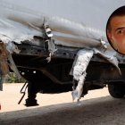 Estado del remolque del camión tras el accidente. En el círculo, Rubén Benito.