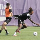 Torres sujeta de la camiseta a Balboa, durante el entrenamiento del martes.