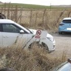 Renault Clio azul celeste en el que hombre prendió fuego a su ex pareja.