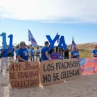 Varios manifestantes protestan durante la puesta en servicio de un nuevo tramo de la autovía del Duero A-11
