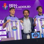 Víctor Orta junto a Miguel Rubio y Homan en su presentación como jugadores del Real Valladolid.