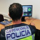 Un agente de policía investiga estafa por Whatsapp.