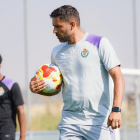 Javi Baraja sujeta el balón en un entrenamiento.