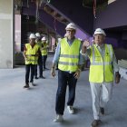 El Alcalde Jesús Julio Carnero señala algo al vicepresidente blanquivioleta Jorge Santiago durante la visita las obras del estadio Zorrilla.