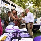 El alcalde de Valladolid, Jesús Julio Carnero, saluda a la psicóloga del punto violeta de la playa de Las Moreras de Valladolid