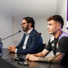 Barberá, junto al vicepresidente Orta durante su presentación.