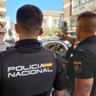 Dos agentes de la Policía Nacional.