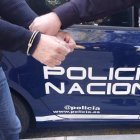Agentes de la Policía Nacional detienen a un hombre en una imagen de archivo
