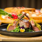 RACK DE CORDERO CON VERDURAS Y GROSELLAS