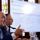 Jesús Julio Carnero y Víctor Martín durante la presentación del plan integral de comercio.