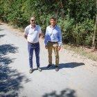 Eduardo de Simón y Daniel Marcos, en uno de los caminos que se han acondicionados con el material resultante de la investigación.