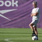 Fran Escribá observa un entrenamiento del Real Valladolid.