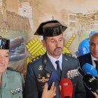 En el centro, el nuevo jefe de la Comandancia de la Guardia Civil de Valladolid, Gustavo Dorda Medina, y a su derecha el subdelegado del Gobierno, Jacinto Canales.