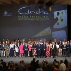 Los premiados en el Cincho 2026, en la foto de familia junto a Carlos Pollán y Joaquín Antonio Pino.