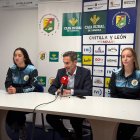 Carmen Fidalgo y Aitana Hernández, junto al presidente del Aula Juan Hernández.