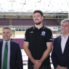 David Ortega, de Caja Rural de Zamora, Alejandro Rivas, jugador del CBCV, y Lorenzo Alonso, presidente.