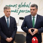 Presidente de Caja Rural Salamanca, Casimiro Martín, y del director general, José Ignacio Juez durante la inauguración de la nueva oficina en Paseo de Zorrilla, 39.