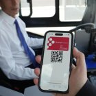 Un usuario abre la aplicacion Buscyl al subir al autobús.
