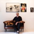 El fotógrafo junto a parte de su trabajo en Estudio Atalaya