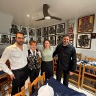 Luisa Lázaro, propietaria junto a su cuñada Mari García, en el centro de la imagen flanqueadas por sus hijos. Llevan 40 años al frente de este establecimiento.
