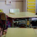 Pupitres en el aula vacía de un centro escolar.