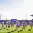 Los jugadores blanquivioleta aplauden a su afición tras golear al Albacete.