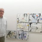 Javier Redondo junto a su trabajo en Espacio Abierto