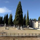 Un hombre trabaja en el cuadro 41, donde está el panteón militar, en el cementerio de El Carmen.