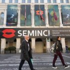 Fachada del teatro Calderón con el cartel de La SEMINCI.