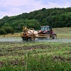 Un agricultor rocía un fertilizante en un campo de cultivo.